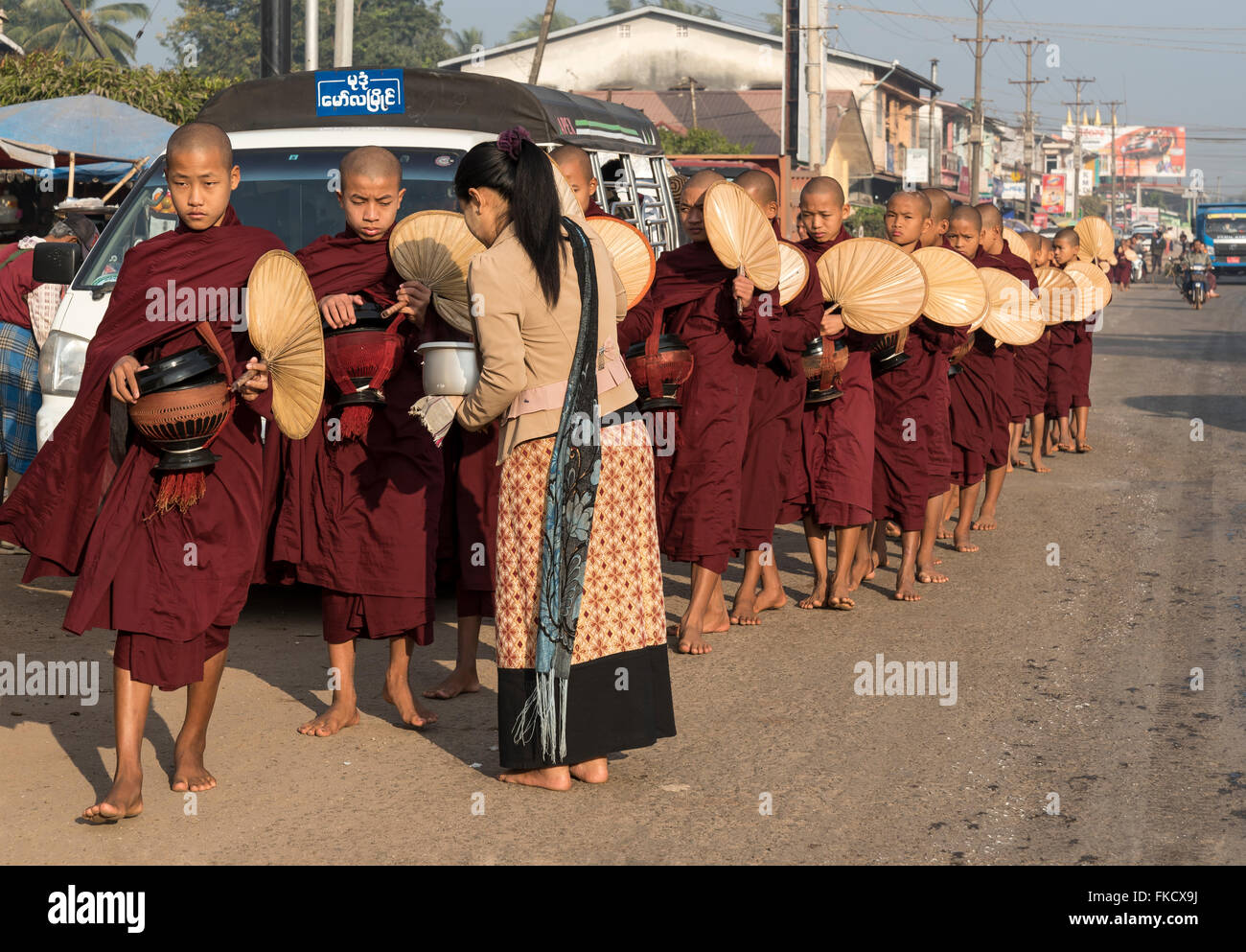 Mönche am Morgen Almosen Runden in den Straßen von Mawlamyaing (Mawlamyine), Burma (Myanmar) Stockfoto