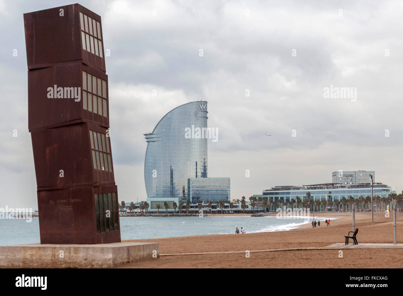 Der Strand von Barceloneta, Skulptur Estel Ferit Rebecca Horn und Hotel w Barcelona. Stockfoto