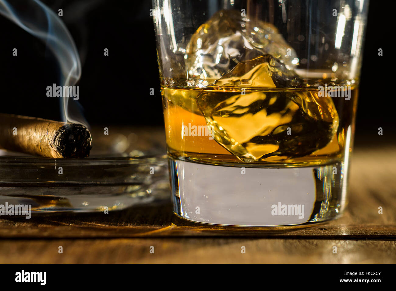 Whisky und Zigarre auf Tisch Stockfoto