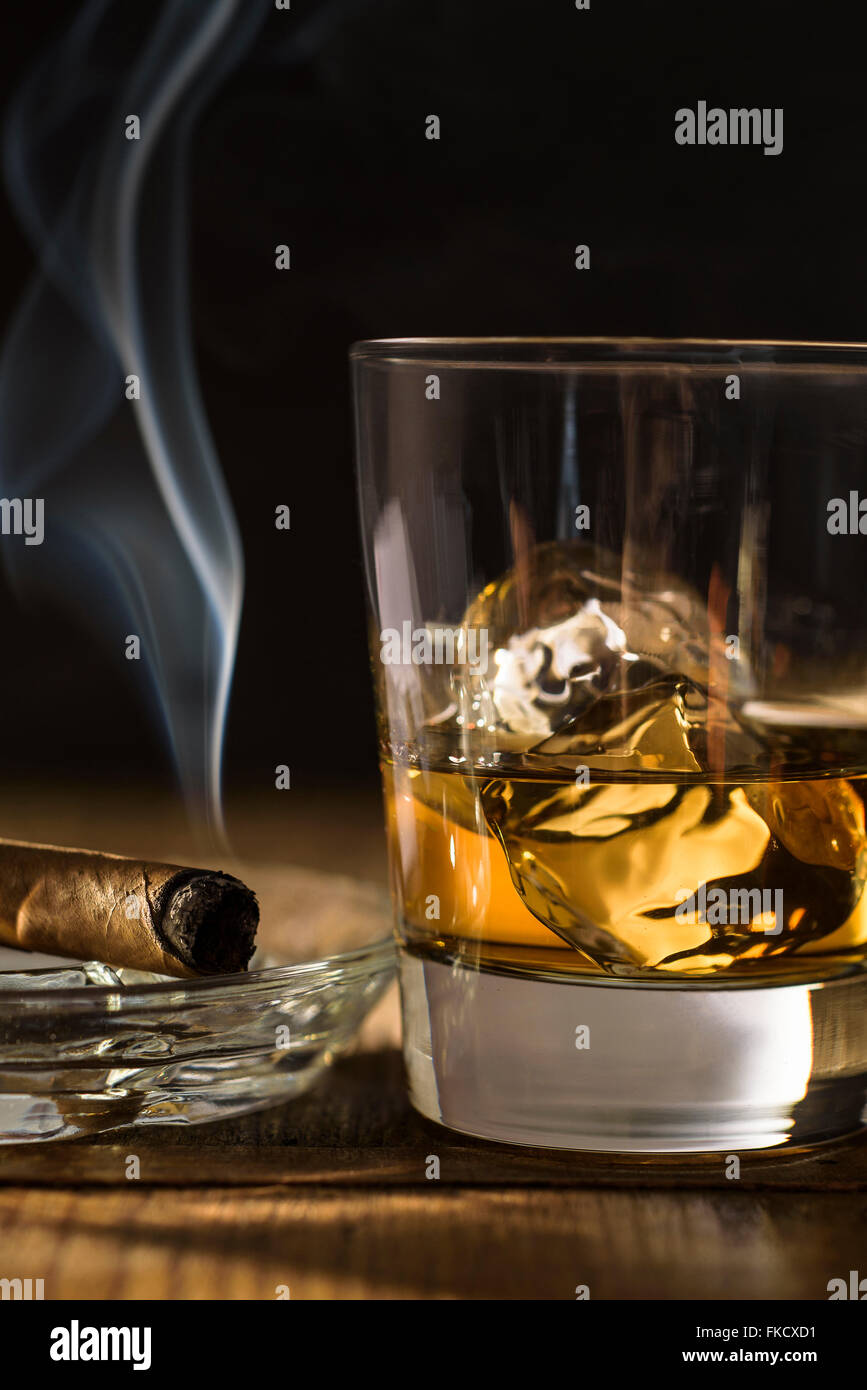 Whisky und Zigarre auf Tisch Stockfoto