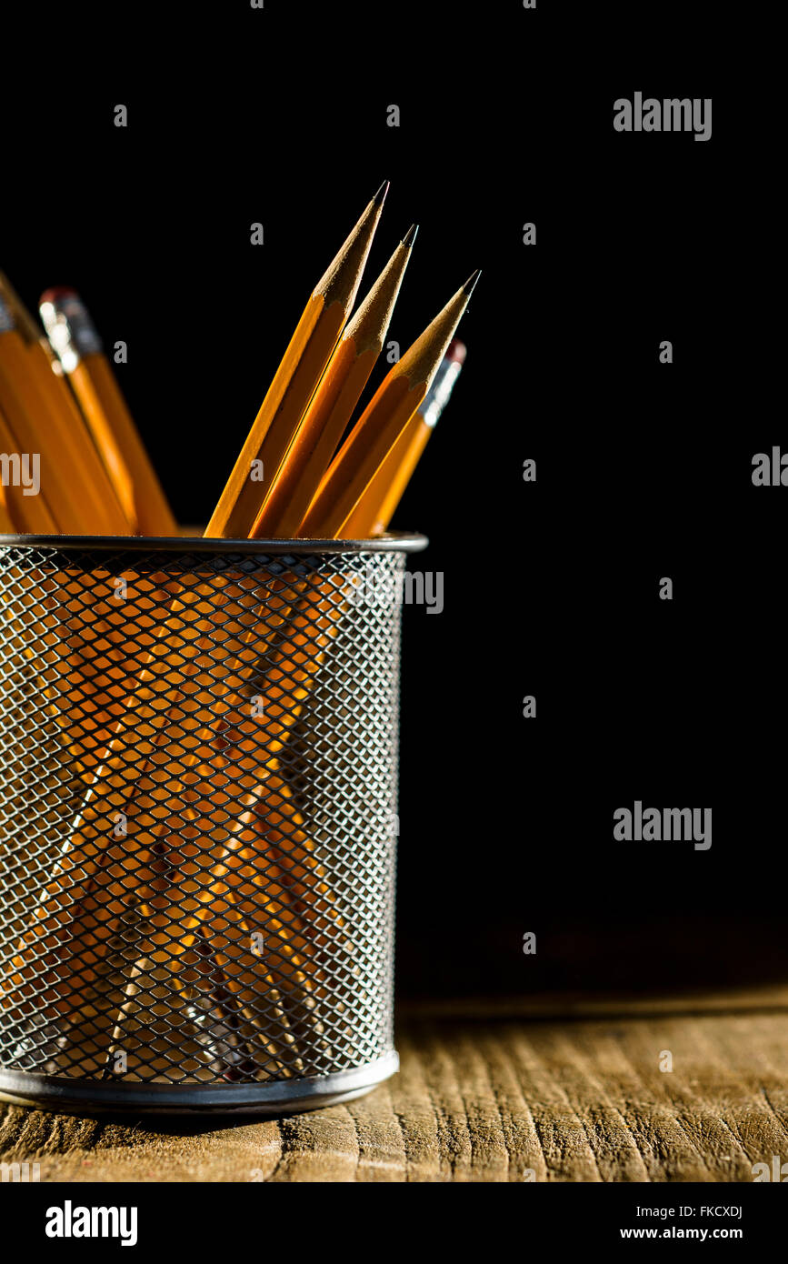 Scharfe Bleistifte in Metall-container Stockfoto