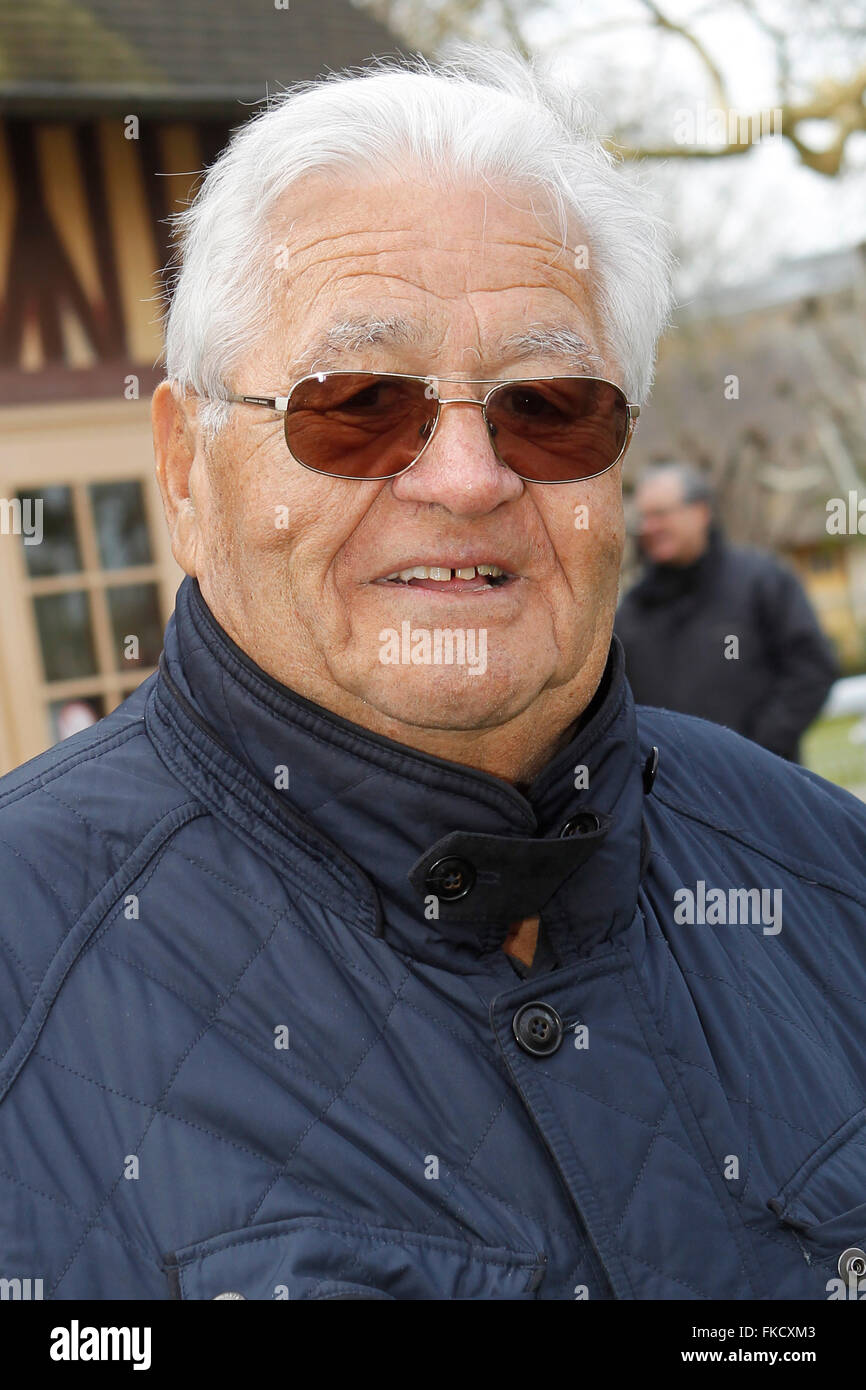 Deauville, Frankreich. 8. März 2016. Rennen 2. De La Varenne behauptet Einsätze. Inhaber Michel Doineau Credit: Aktion Plus Sport/Alamy Live-Nachrichten Stockfoto