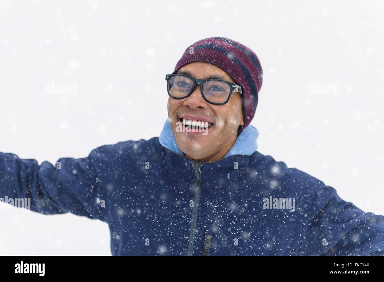 Mitte erwachsenen Mann auf Schnee Stockfoto