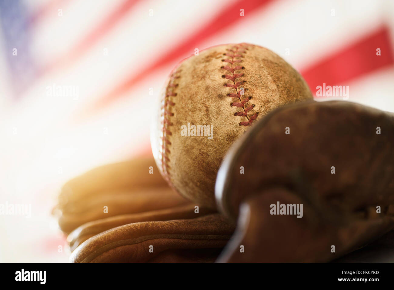 Nahaufnahme eines Baseball-Handschuhs und ball Stockfoto