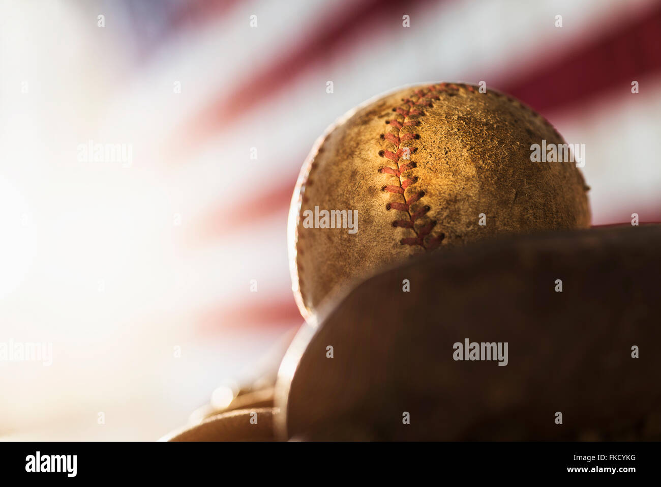 Nahaufnahme eines Baseball-Handschuhs und ball Stockfoto