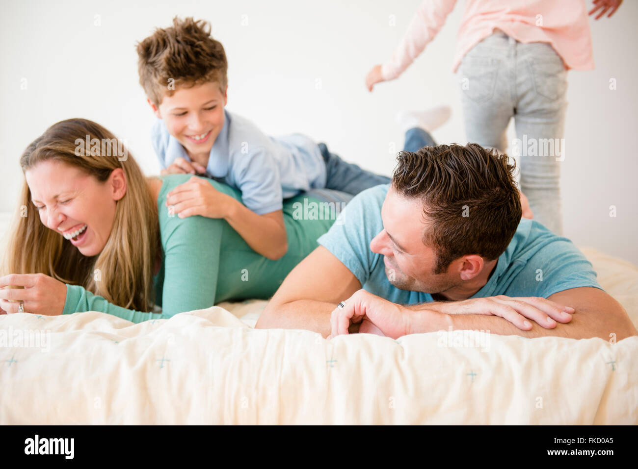 Familie mit zwei Kindern (6-7, 8-9) im Schlafzimmer Stockfoto