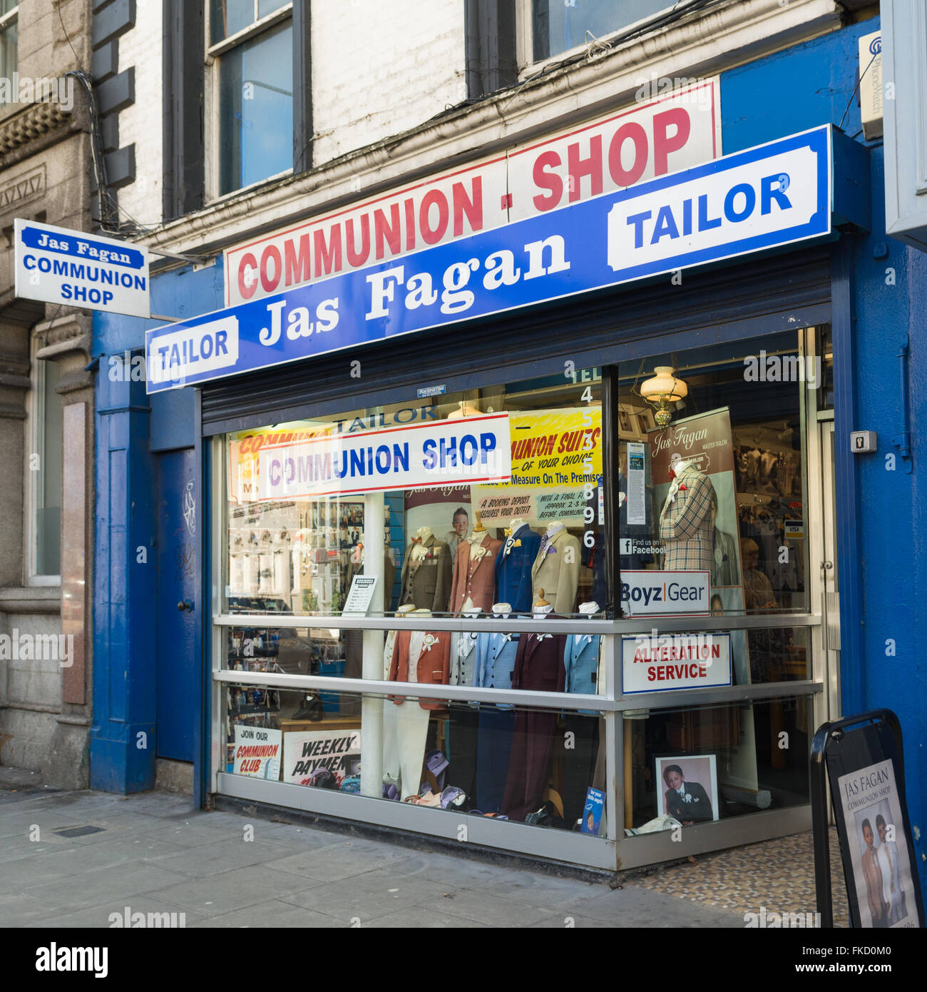 JAS Fagan Kommunion Shop Verkauf von jungen Kommunion Anzüge - Thomas Street, Dublin, Irland Stockfoto
