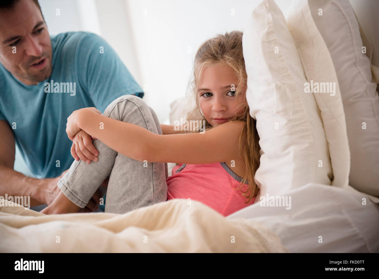 Vater mit Tochter (6-7) im Schlafzimmer Stockfoto