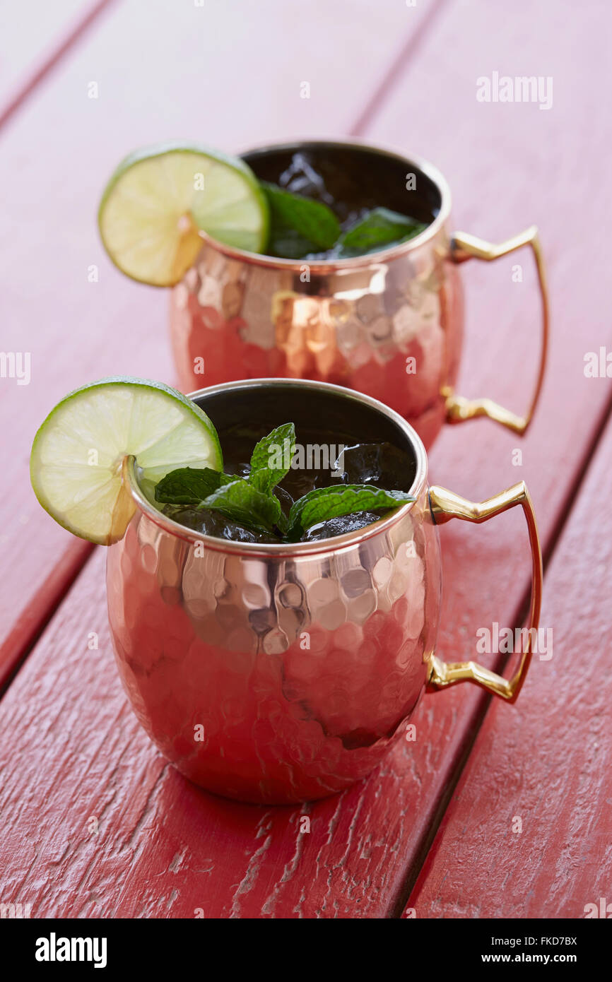 Moscow Mule Cocktails in Silber Becher Stockfoto