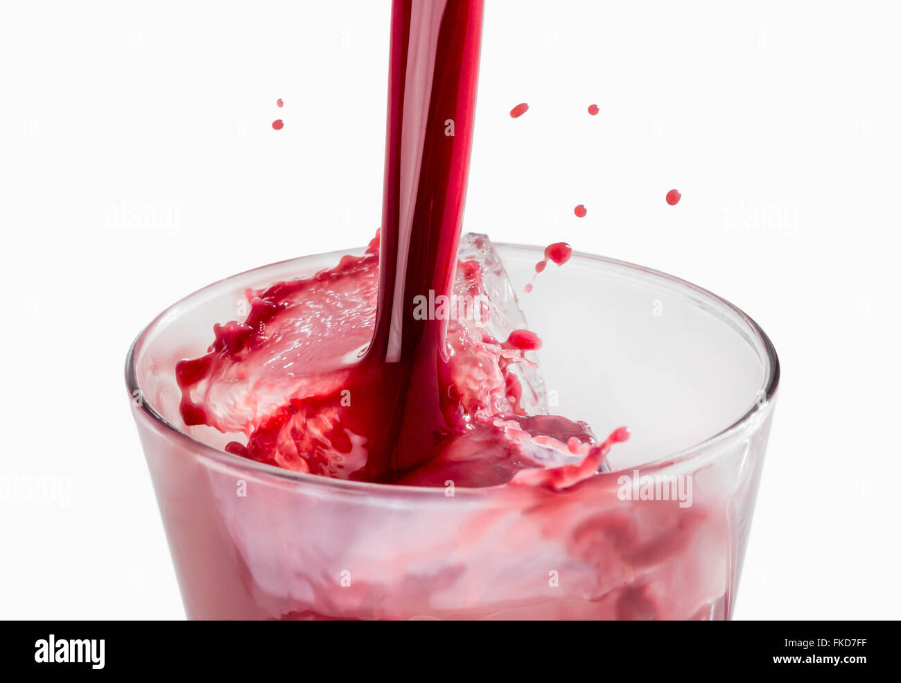 Frischen roten Saft in Glas gegossen Stockfoto