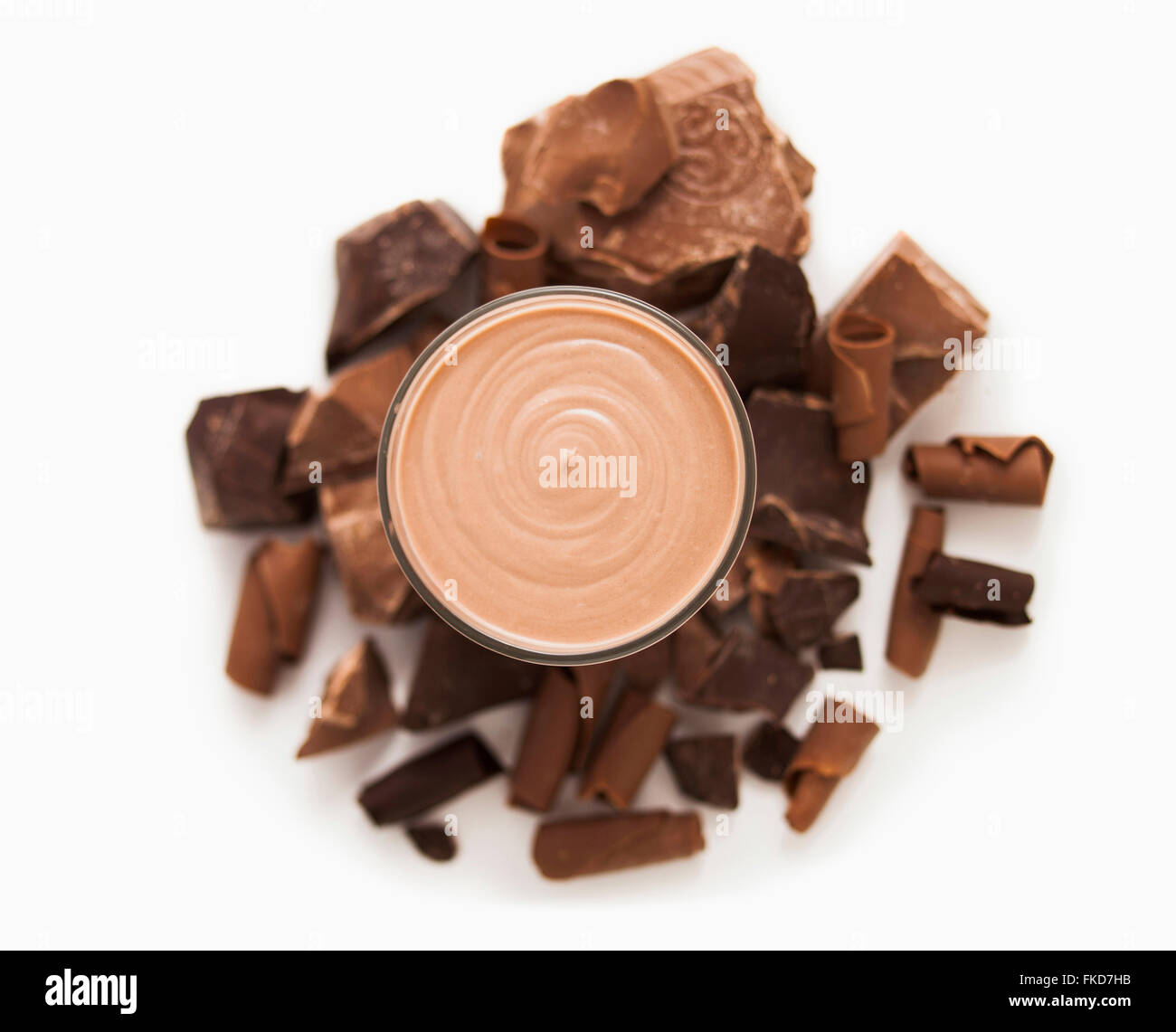 Schokolade Smoothie in Glas und viele Stücke Schokolade Stockfoto