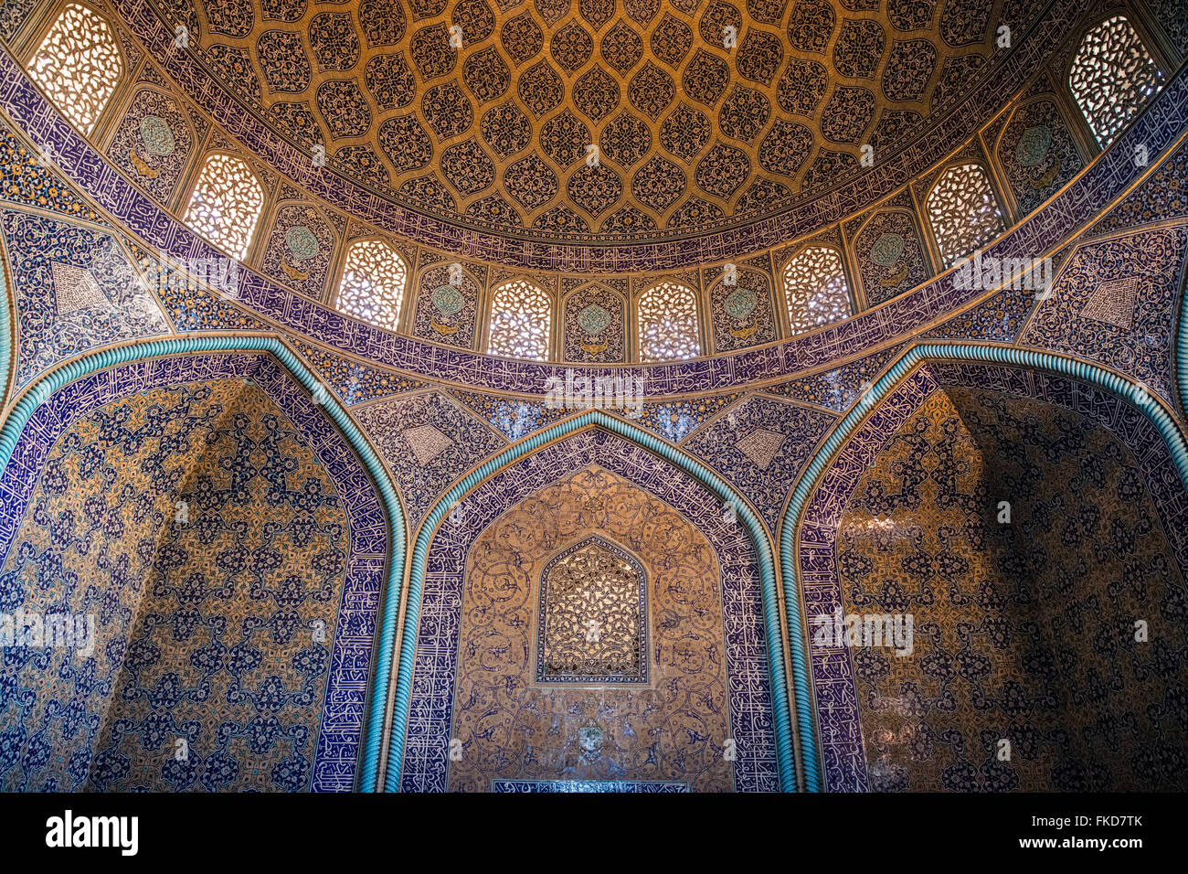 Detail der Mosaik Fliesen verkleidet Arch und Zwickeln Kuppel des Sheikh Lotfallah Moschee Imam Platz, Isfahan, Iran zu unterstützen. Stockfoto