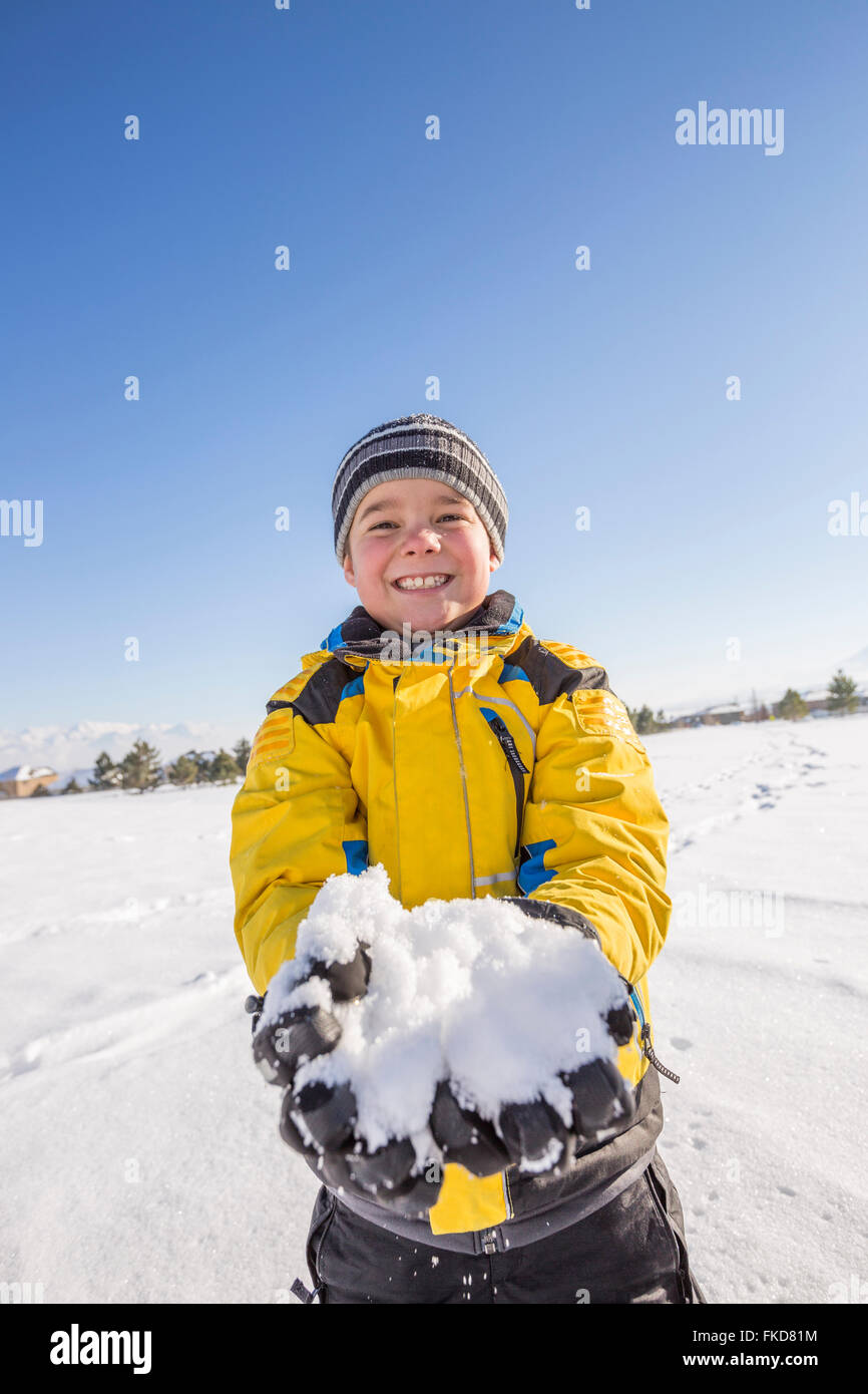 Porträt des jungen (8-9) halten Schnee Stockfoto