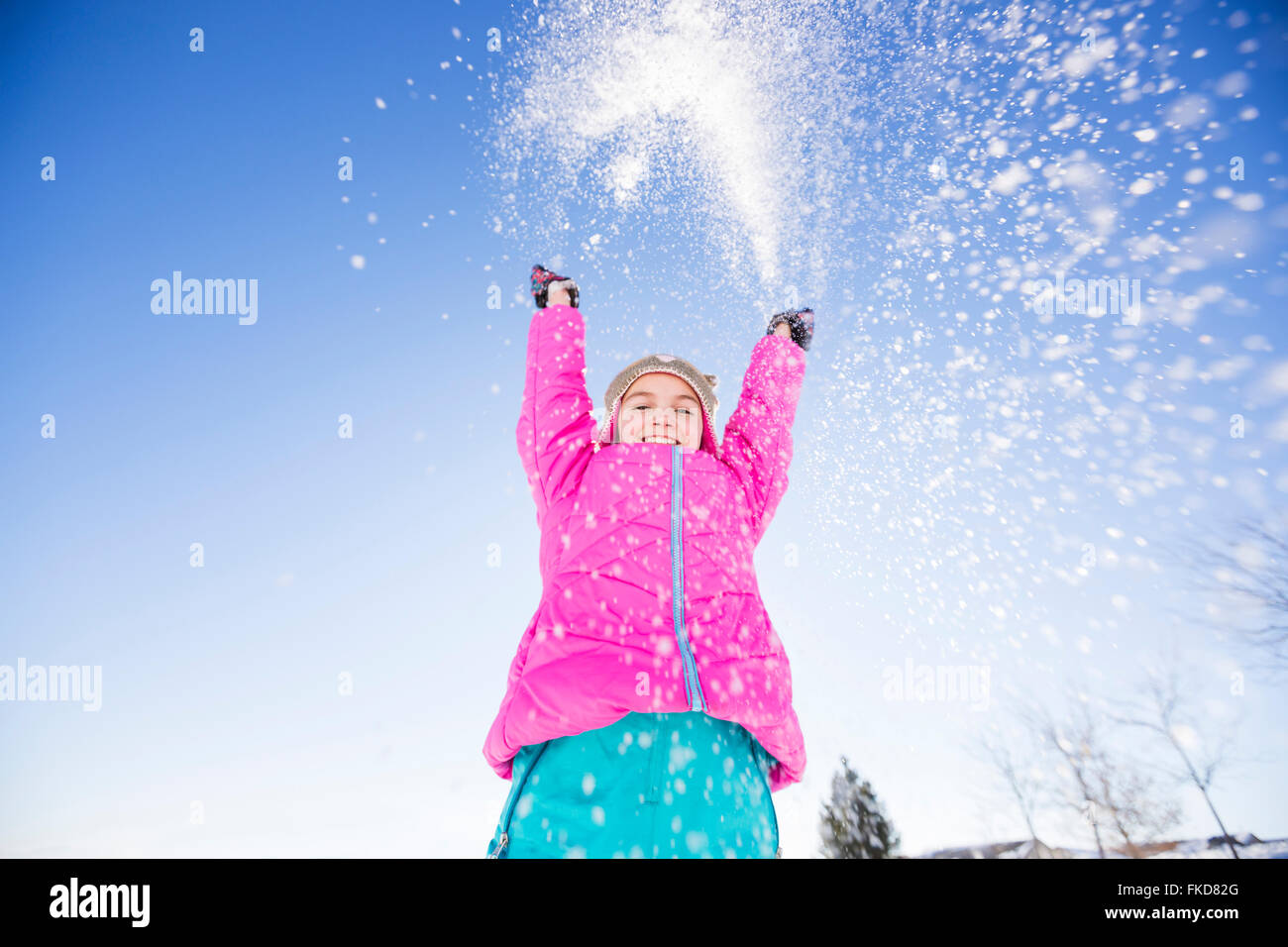 Mädchen (10-11) mit Schnee zu spielen Stockfoto