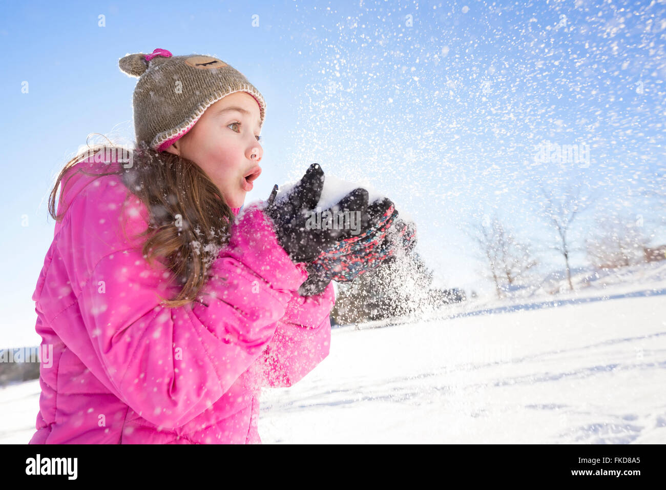 Mädchen (10-11) in rosa Jacke Schneetreiben Stockfoto