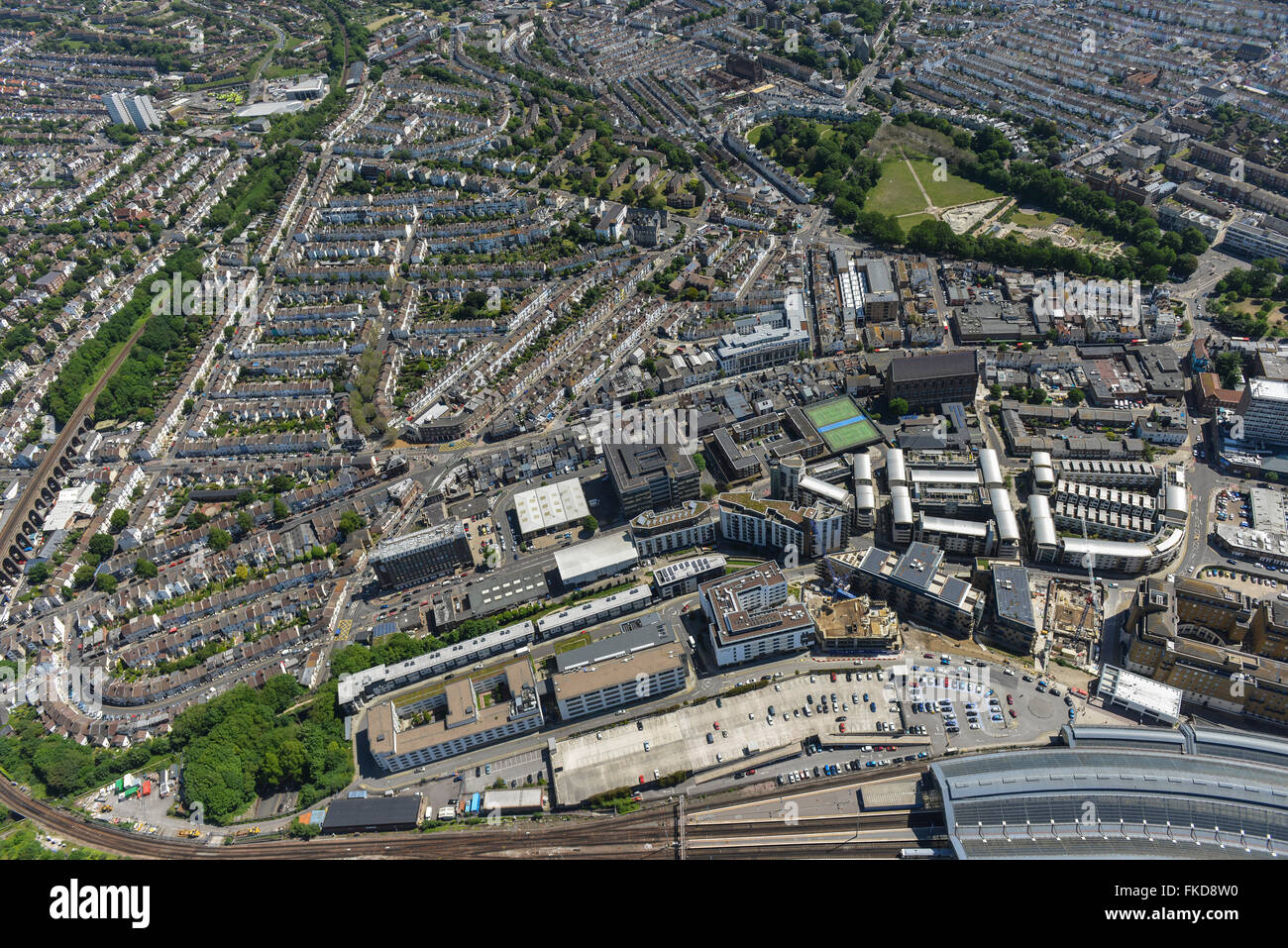 Eine Luftaufnahme der East Sussex Stadt Brighton zeigt die Bahn Bahnhof und dem Stadtzentrum entfernt Stockfoto