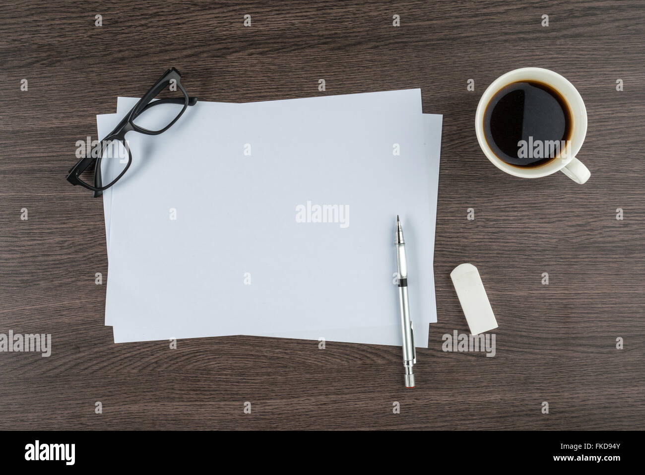 Papier, Radiergummi Lineal Gläser und Zeichenstift mit Tasse Kaffee Stockfoto