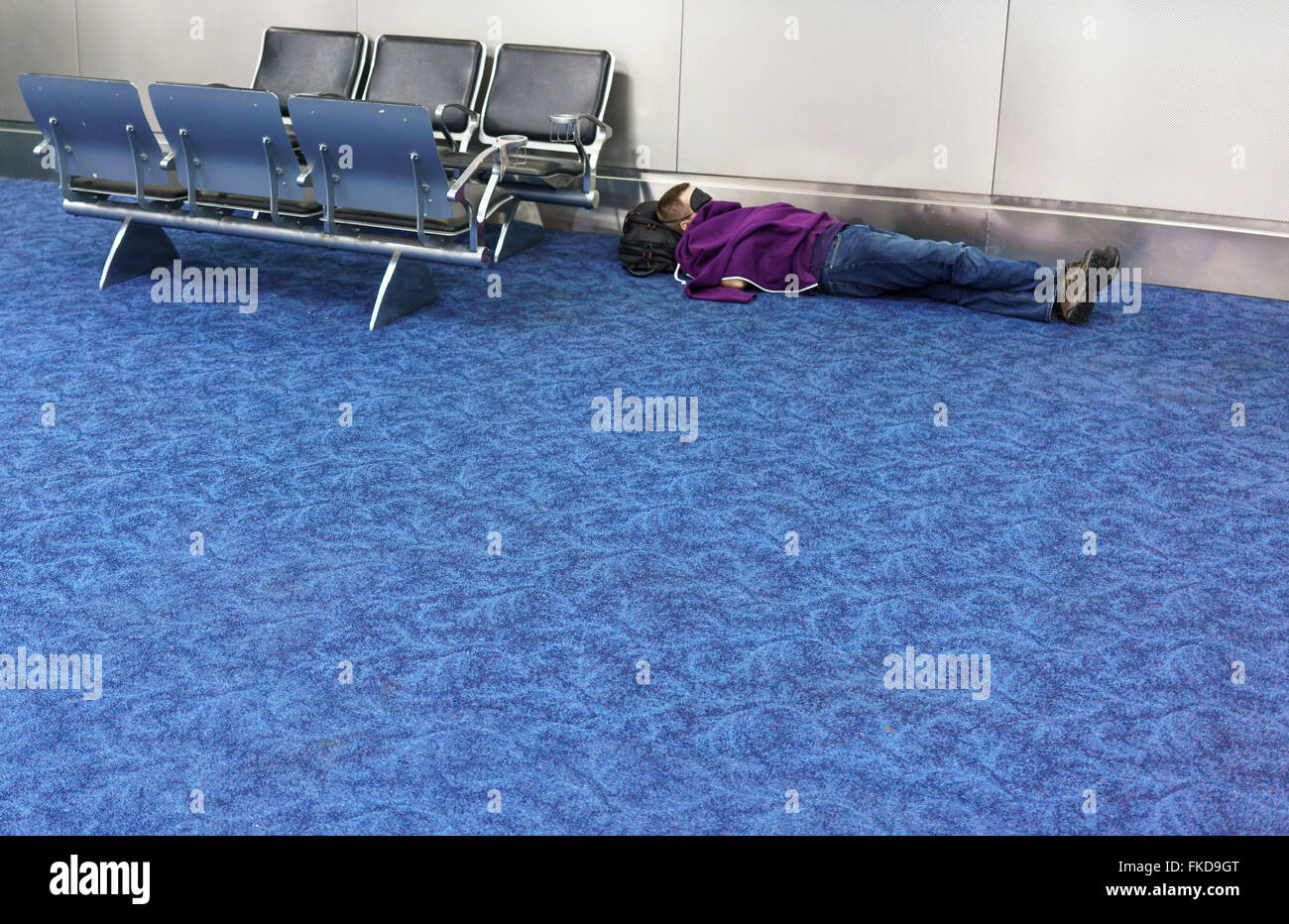 Jungen schlafen im Stock am Flughafen Wartezimmer Stockfoto