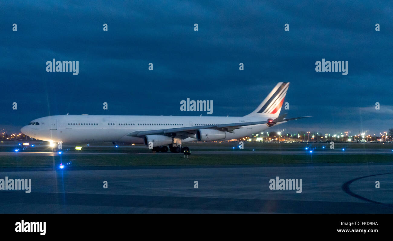 Flugzeug-stehend auf Start-und Landebahn am Flughafen bei Nacht Stockfoto