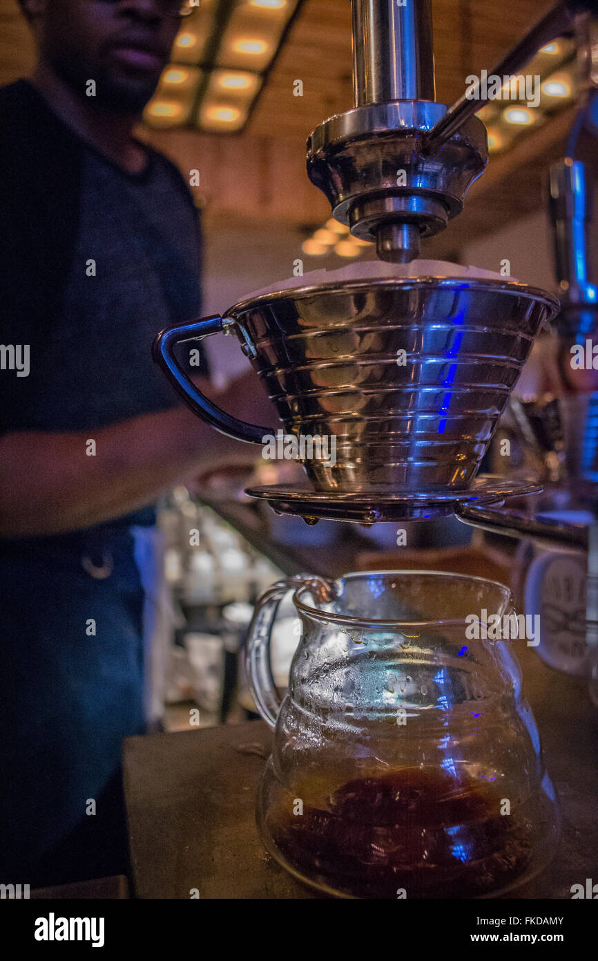 Dritte Welle Coffeeshop, wodurch eine Pourover Stockfoto