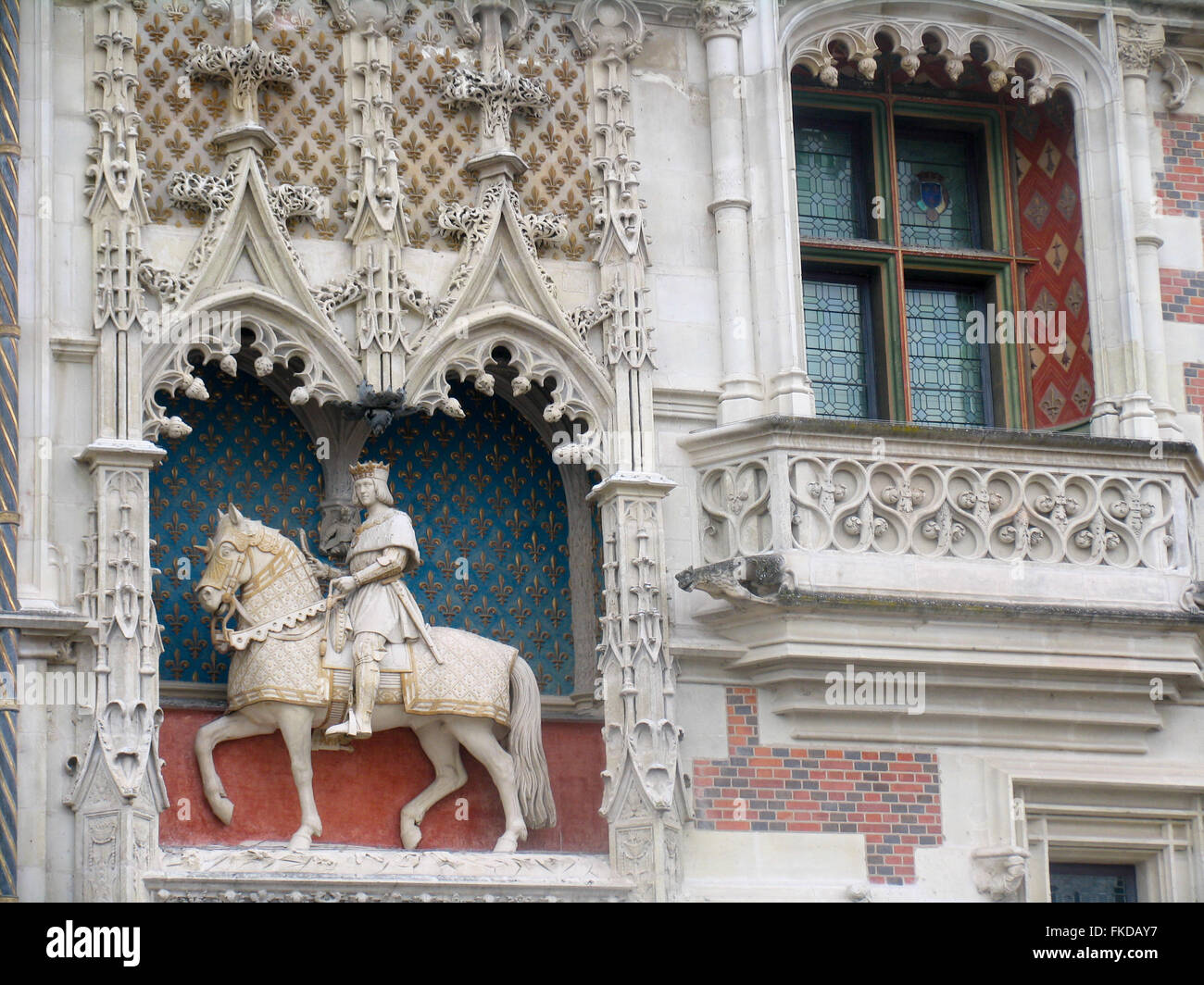 Eine Statue von König Louis XII über dem Eingang zum königlichen Château de Blois. Stockfoto