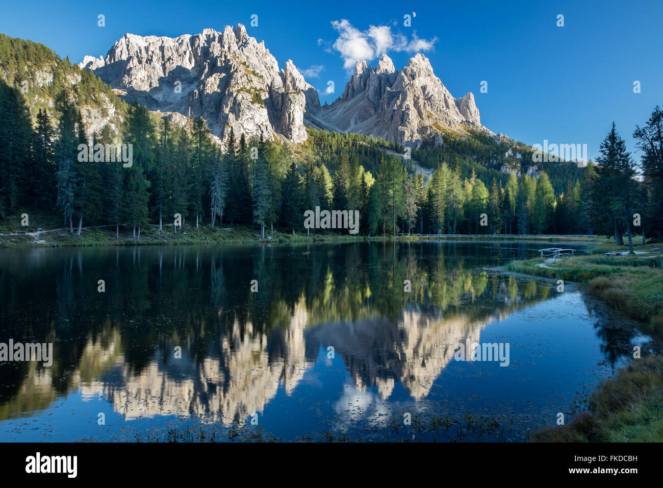 die Cadin di San Lucano spiegelt sich in Lago di Antorno, Dolomiten, Provinz Belluno, Region Venetien, Italien Stockfoto