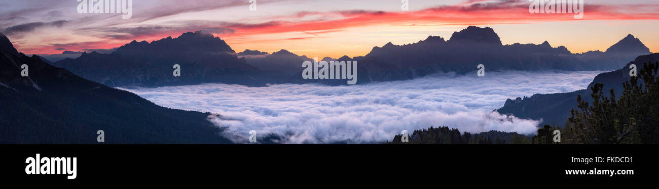 Morgendämmerung über Monte Cristallo & Cortina d ' Ampezzo von Cinque Torri, Dolomiten, Provinz Belluno, Region Venetien, Italien Stockfoto