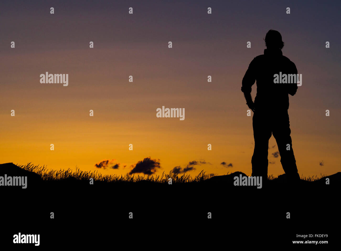 Silhouette der Mann, der in der Abenddämmerung Stockfoto