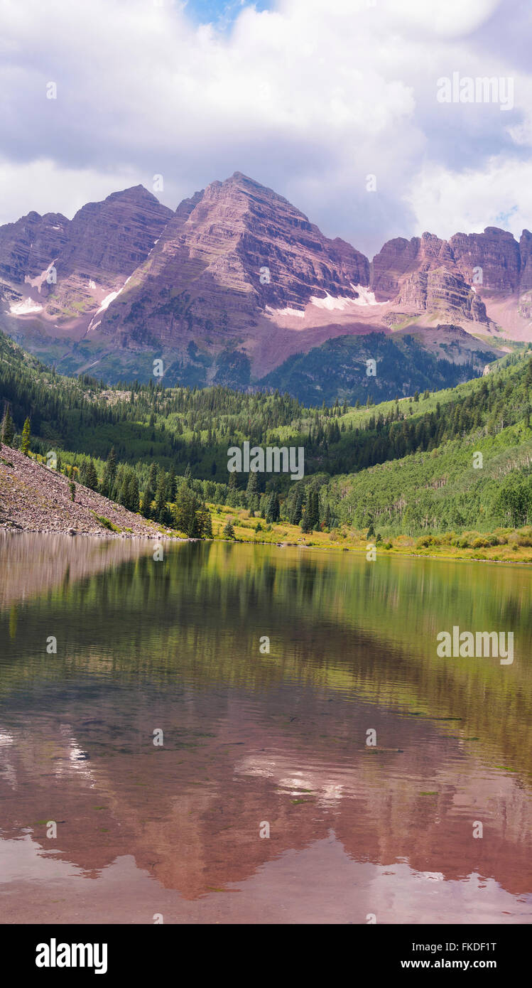 Berge im See Stockfoto