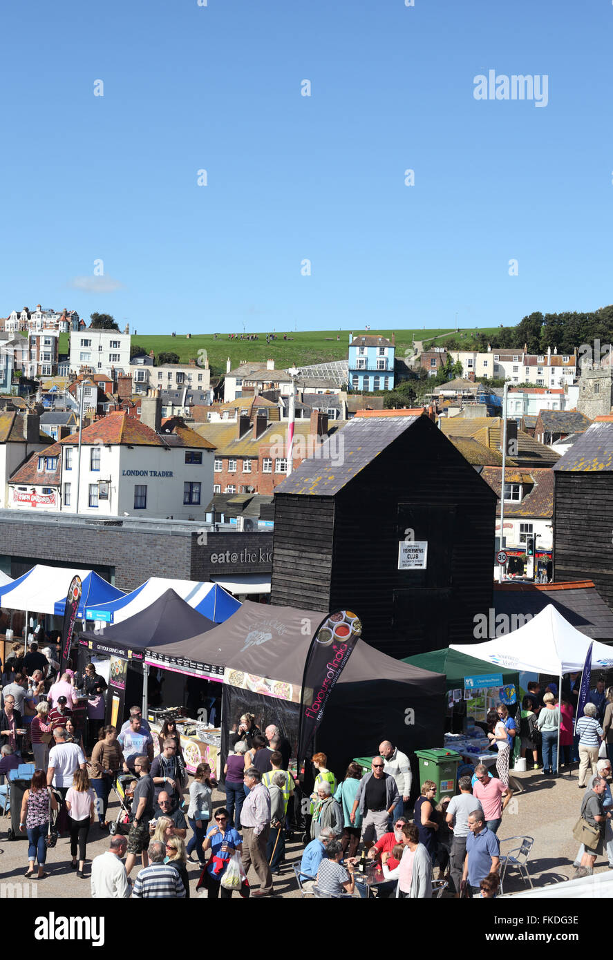 Hastings beschäftigt Seafood Festival auf dem Stade mit der West-Hügel im Hintergrund, East Sussex, Großbritannien Stockfoto