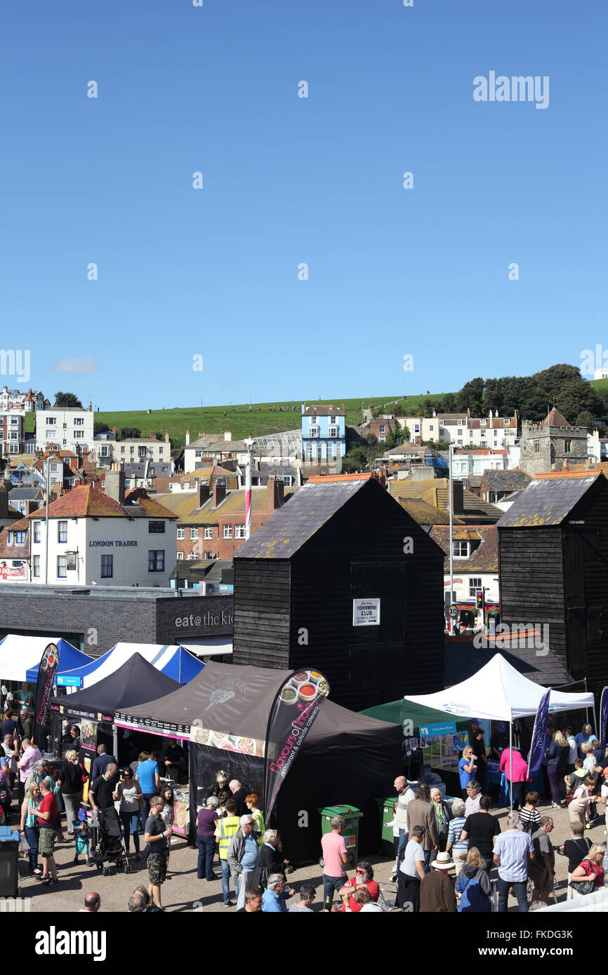 Beschäftigt Seafood Festival in Hastings mit West-Hügel im Hintergrund, Sussex, Großbritannien Stockfoto