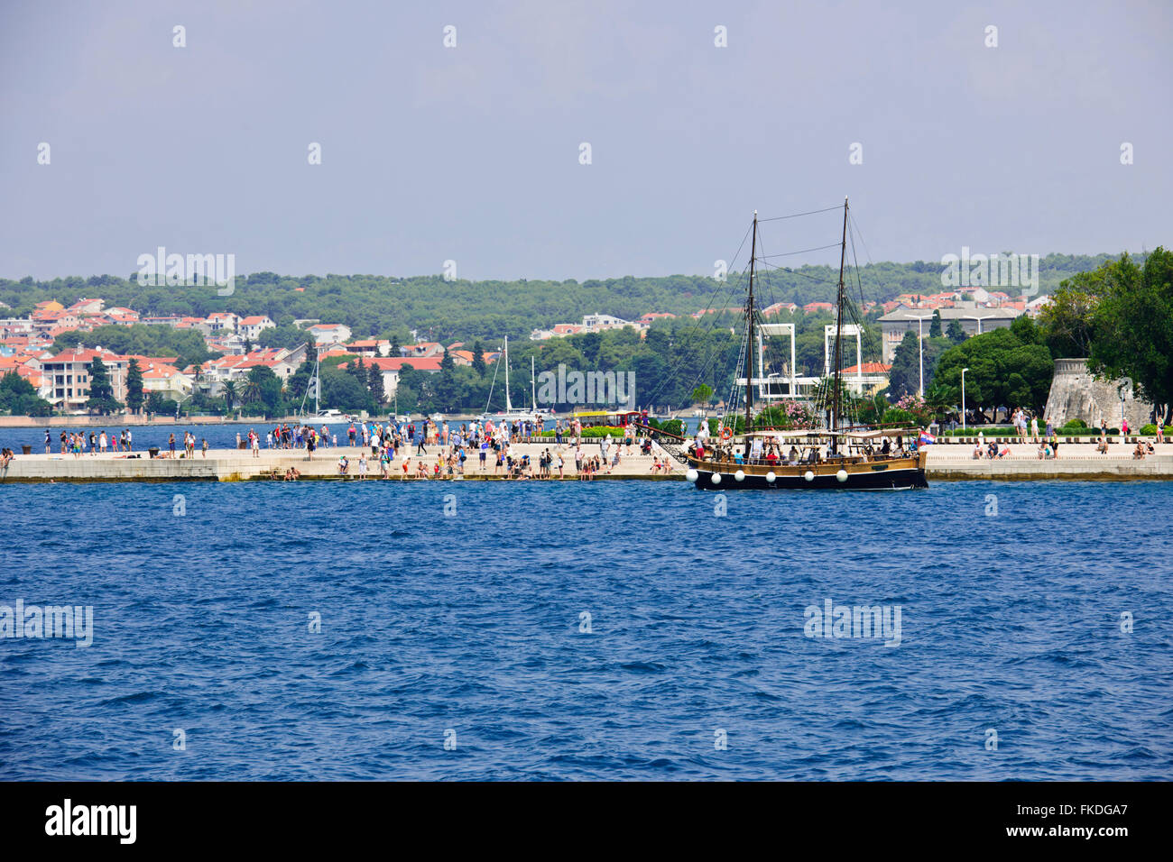 Kirche von St Donal & romanische Kathedrale Anastasia und archäologische Museum mit Campanile, Harbour Bridge, Sonnenuntergang, Zadar, Kroatien Stockfoto