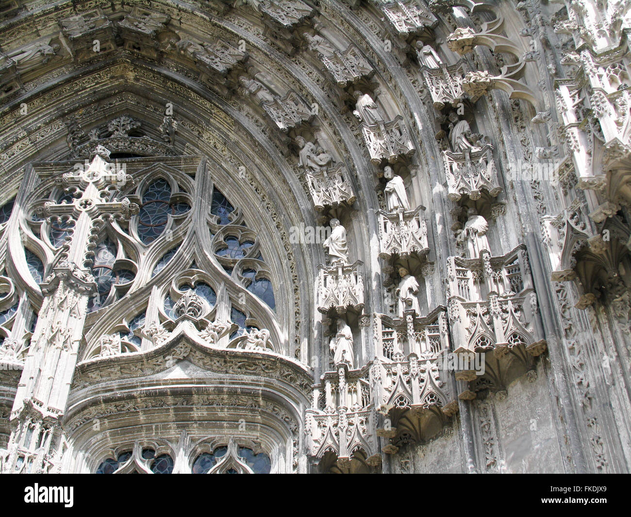 Zahlreiche dekorative Statuen, die rund um den Eingang zur Kathedrale von Tours Stockfoto