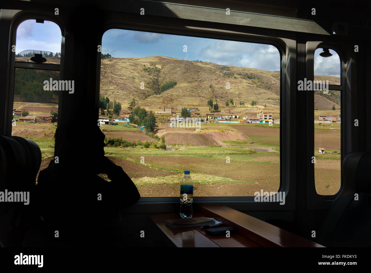 Fahrgast im Zug reisen und Durchsicht Blick aus dem Zugfenster, Cusco, Peru Stockfoto