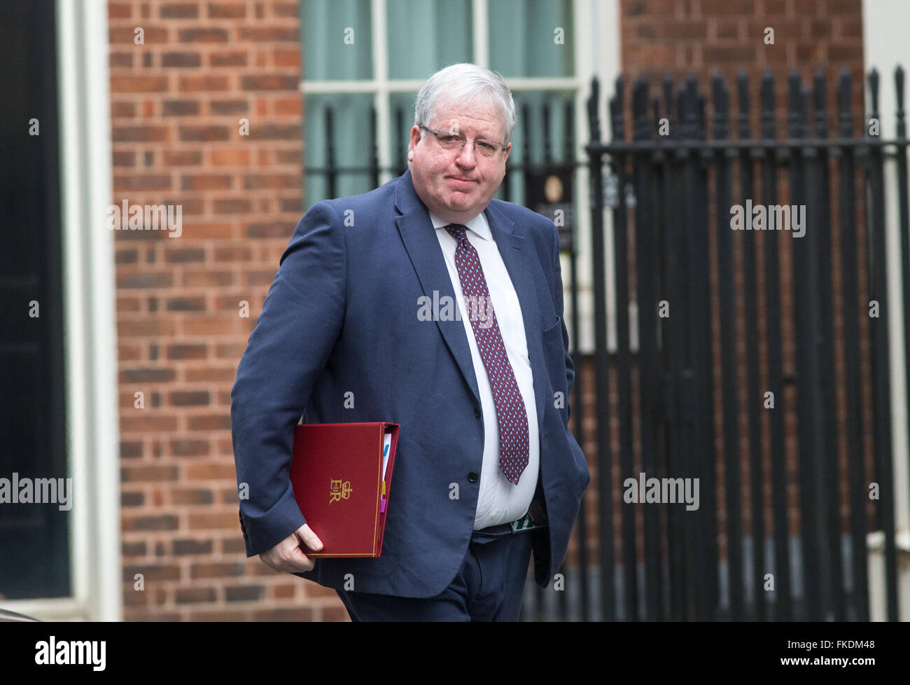 Patrick McLoughlin, Staatssekretär für Transport in der Downing Street für eine Kabinettssitzung Stockfoto