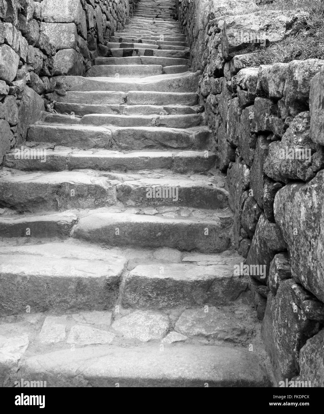 Niedrigen Winkel Ansicht der Treppe Inka-Ruinen von Machu Picchu, Cusco Region, Urubamba Provinz, Bezirk von Machu Picchu, Peru Stockfoto