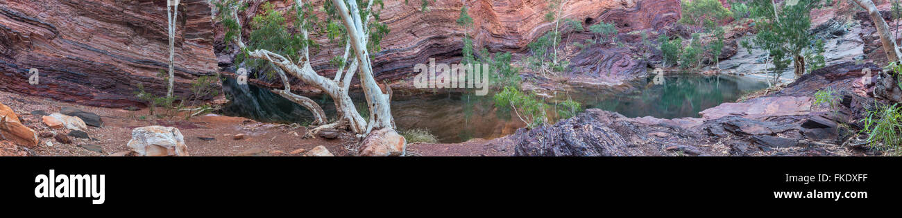 verdrehte alten Gesteinsschichten in Hamersley Gorge, Karijini-Nationalpark, Pilbara, Western Australia Stockfoto