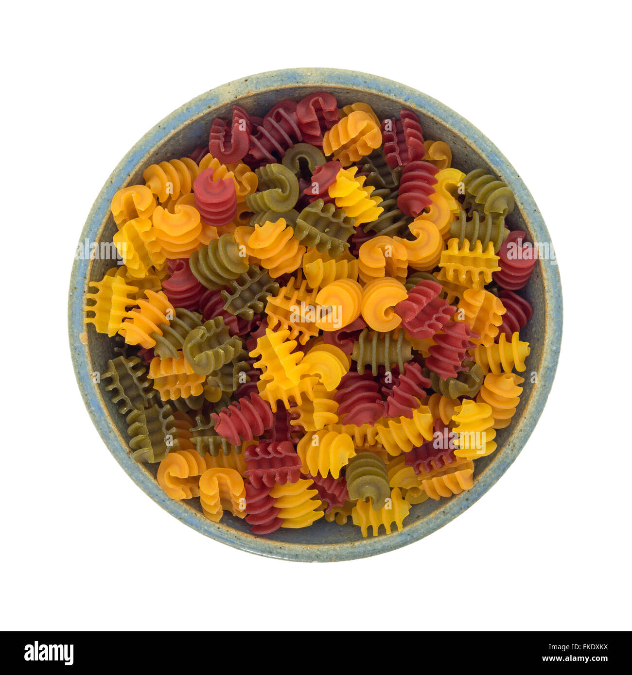 Draufsicht auf Gluten freie Mais Gemüse Radiatore Pasta in eine alte Schüssel isoliert auf einem weißen Hintergrund. Stockfoto