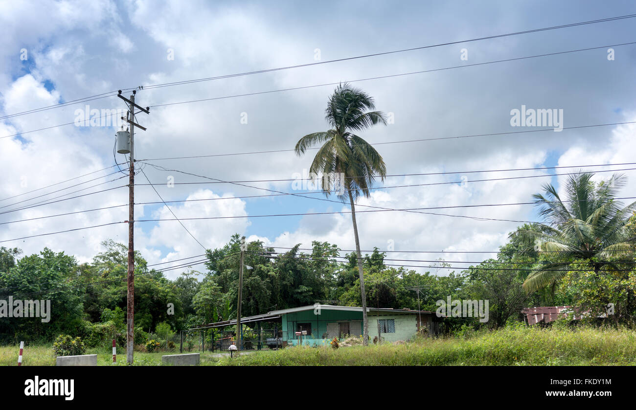 Blick auf Stromleitung gegen Wolke Himmel, Trinidad, Trinidad und Tobago Stockfoto