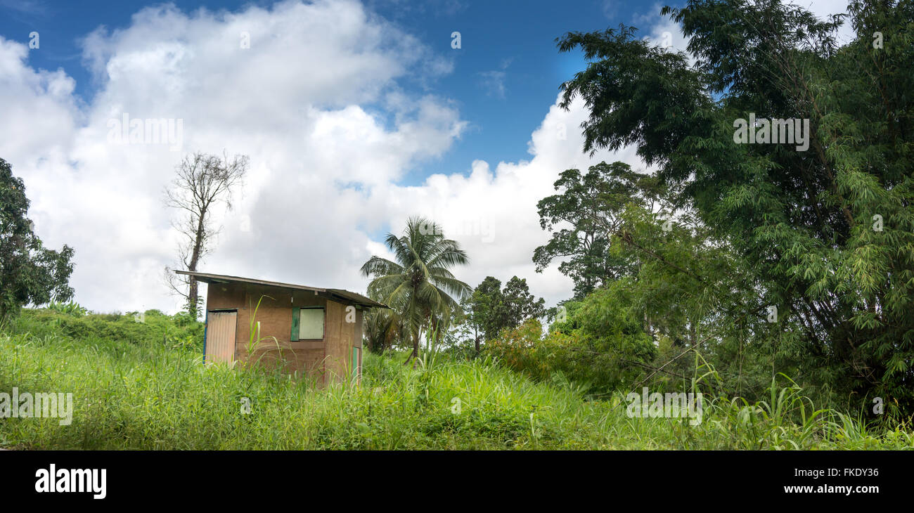 Hütte am Hügel gegen Wolke Himmel, Trinidad, Trinidad und Tobago Stockfoto