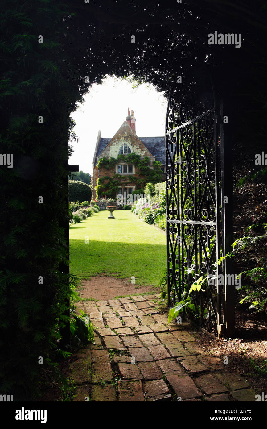 Offenes Gartentor in einen englischen Landschaftsgarten. UK Stockfoto
