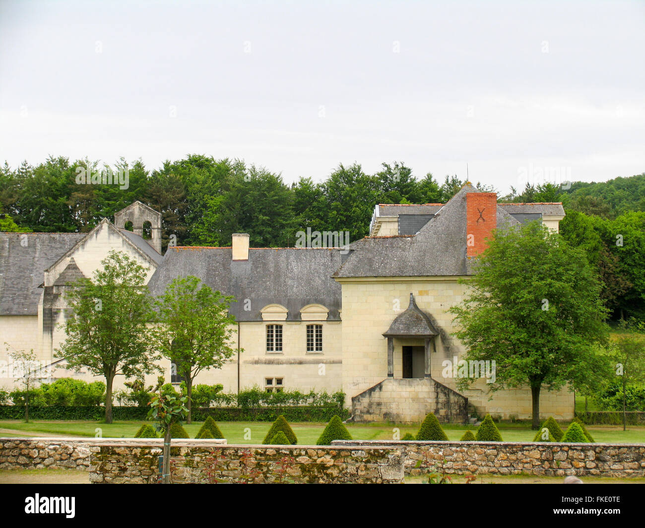 Teil des Garten und Eingang zum Fontevraud Abbey Stockfoto