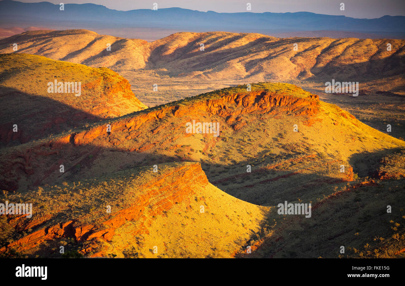 der Pilbara-Region in der Nähe von Tom Price vom namenlosen Berg, Western Australia Stockfoto