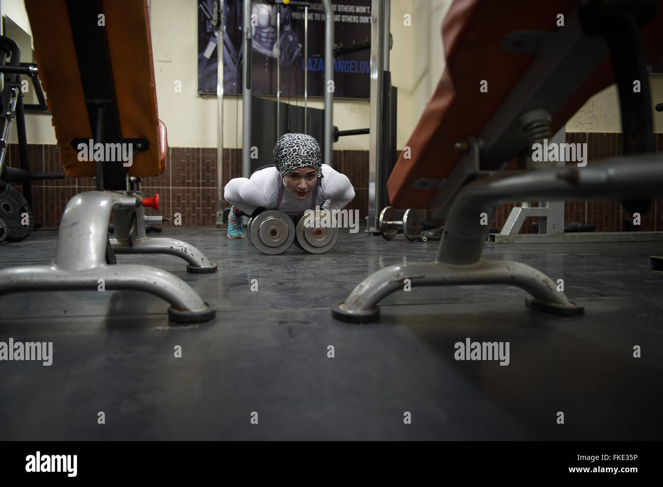 (160309)--Kairo, März. 9, 2016 (Xinhua)--Kholod Essam hält fit in einem Fitnessstudio in Kairo am 29. Dezember 2015. Kholod Essam, 27, der Kapitän und ein Trainer für Bodybuilding und Fitness ist, hat einen Traum, die "eiserne Lady" in Ägypten sein. In einer konservativen Gesellschaft wie Ägypten dürften Frauen oft zu Hause die Betreuung der Kinder zu bleiben oder um einige Stellen besser geeignet dafür bewerben. Jedoch können in dieser von Männern dominierten Gesellschaft, die ägyptischen Frauen heute auch Männer Karriere mit mehr Vertrauen und Unabhängigkeit gelingen. (Xinhua/Meng Tao) (dh) Stockfoto