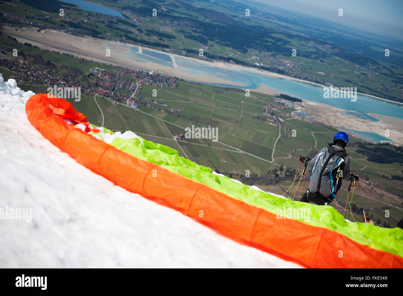 Füssen, Deutschland - 9. April 2015: Rückansicht des einzigen Paragliding über zunächst ungefaltet Segelflugzeug und Linien aufgereiht auf Stockfoto