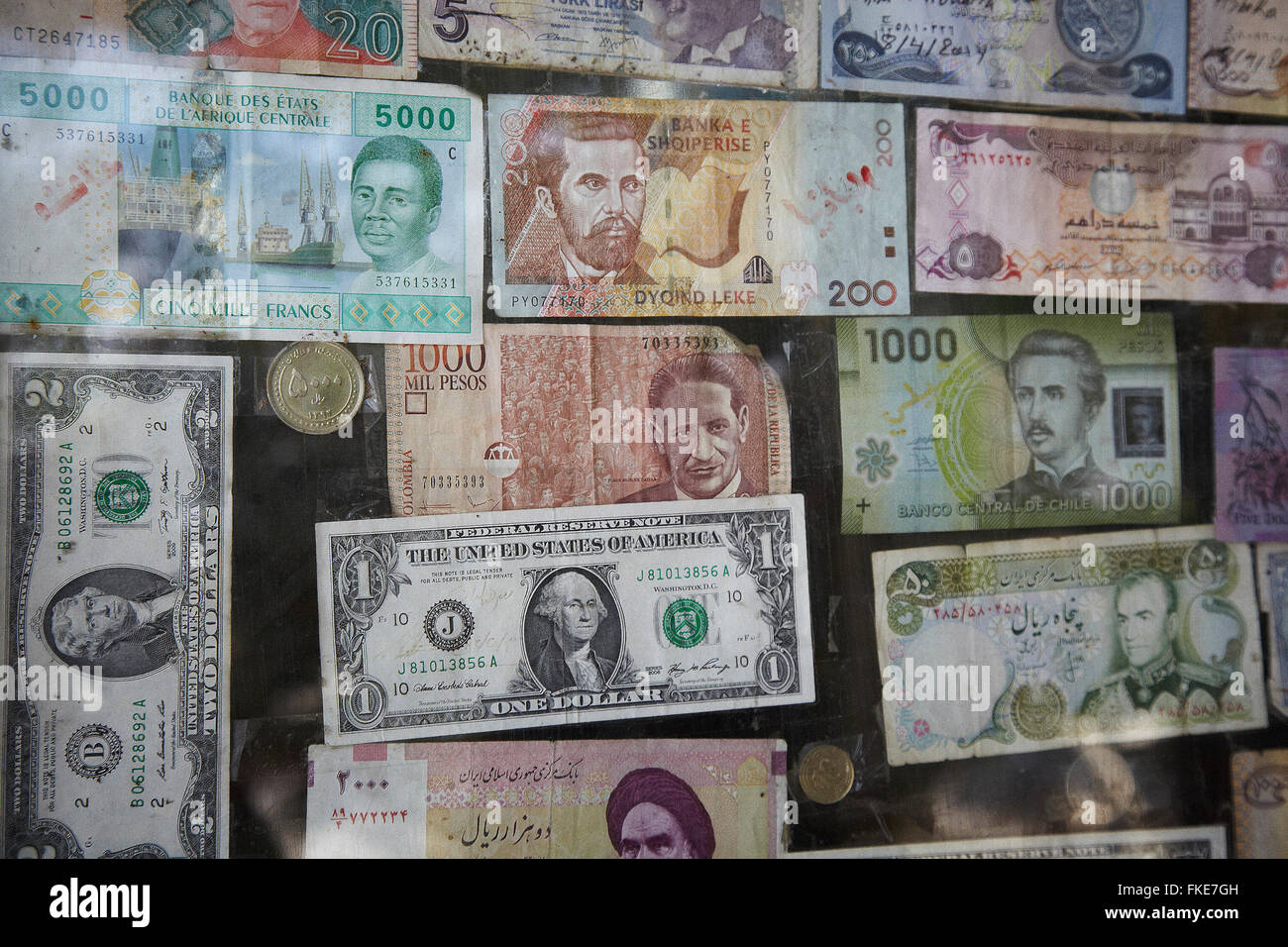 Eine Dollarnote unter viele verschiedene Töne auf einer Wand in Irakisch-Kurdistan. Stockfoto