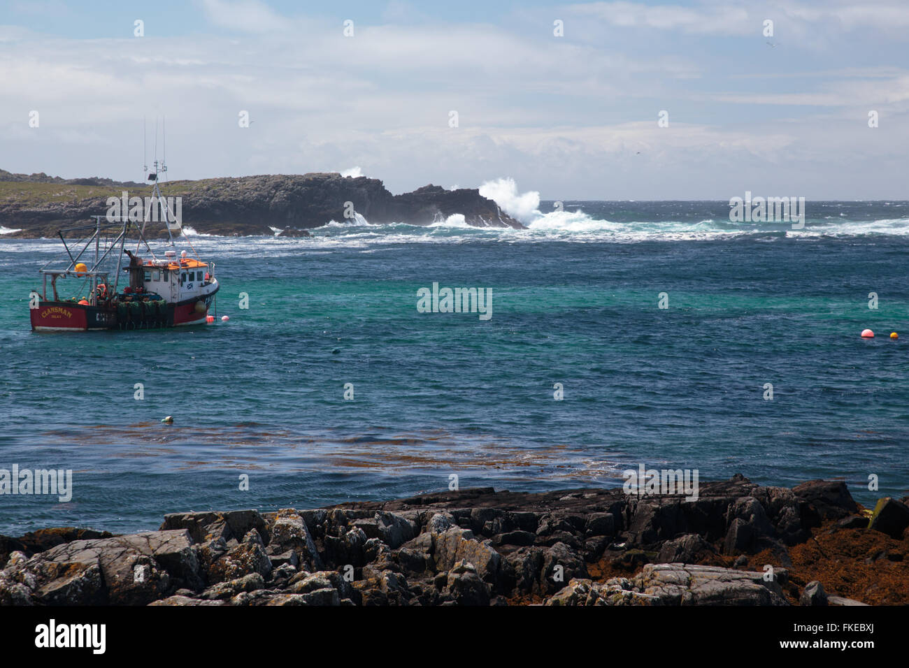 Atlantische Pausen in Portnahaven Hafen Isle of Islay Inneren Hebriden Scotland Stockfoto