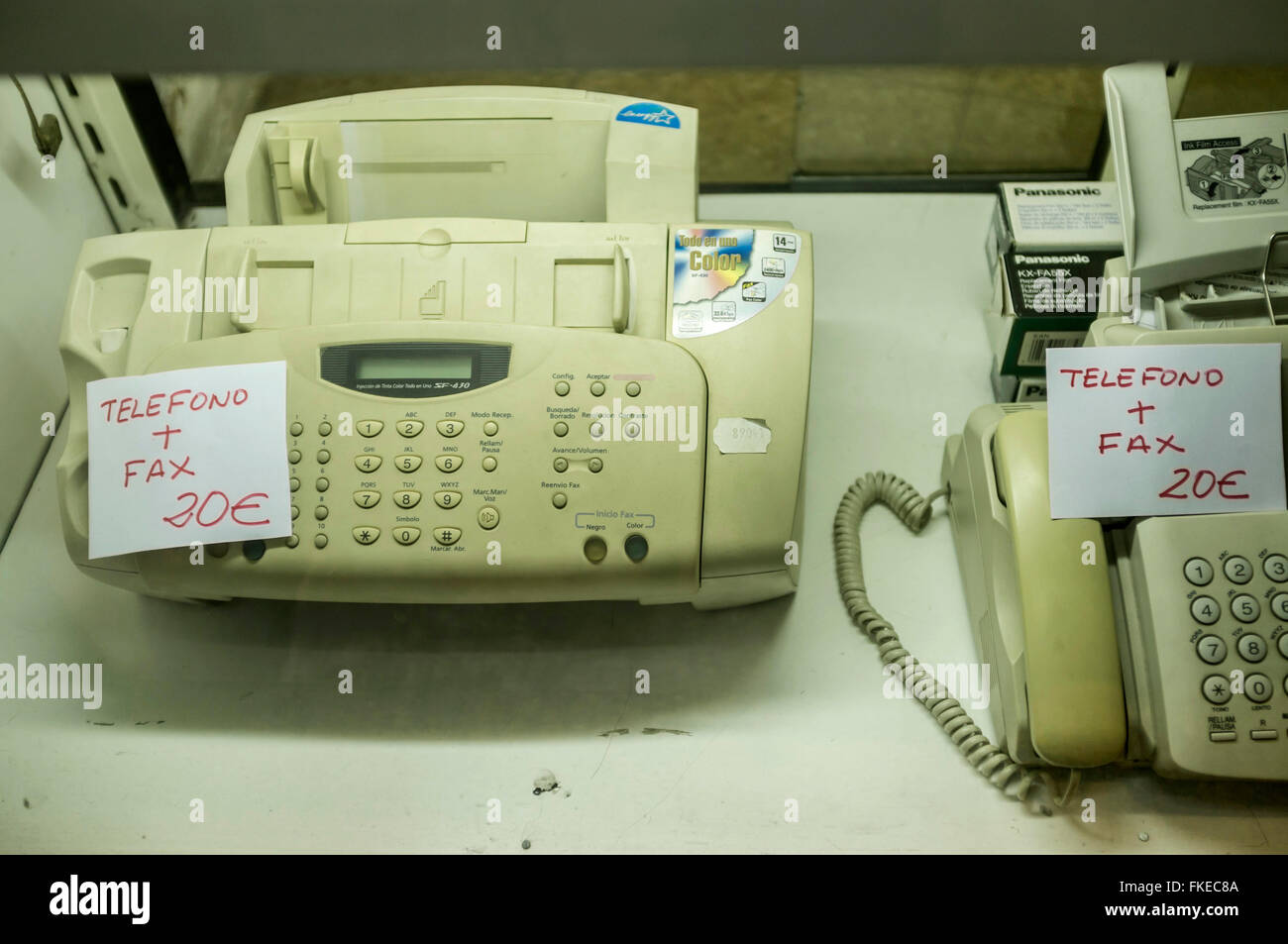 Alte Telefon und Fax Maschinen Shop in Barcelona. Stockfoto