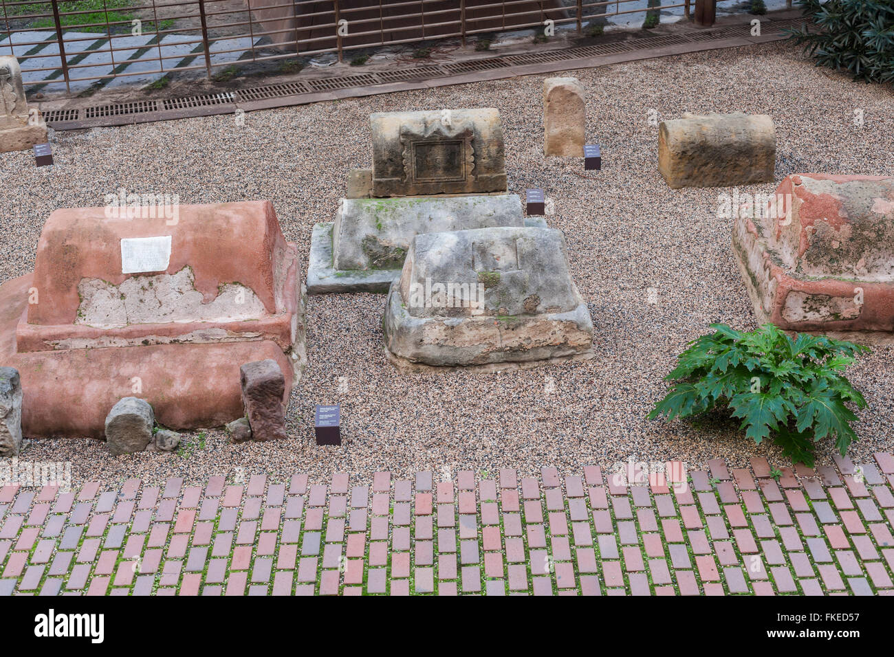 Über Sepulcral Romana in Plaça Villa de Madrid, Barri Gotic. Barcelona. Stockfoto