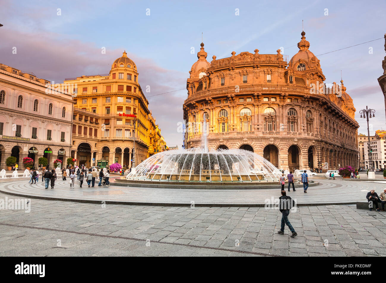Wasser-Brunnen und Regione Liguria Gebäude in Piazza De Ferrari, Genoa, Italien Stockfoto